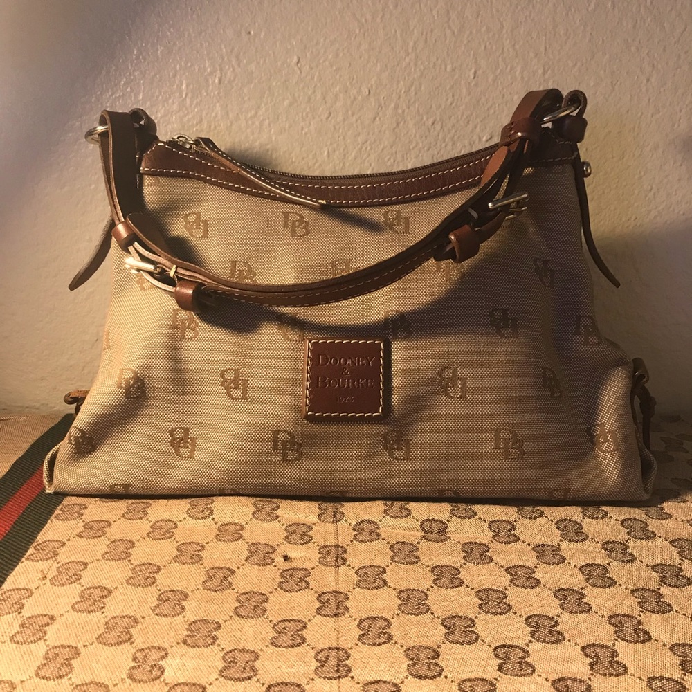 🟤Vintage Woman’s Authentic Dooney & Bourke Monogramed leather/Canvas